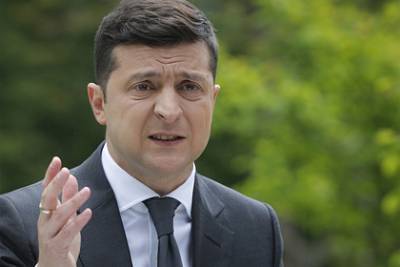 Зеленский назвал исключенного из своей партии депутата взяточником и предателем
