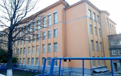 В центре Киева "заминировали" гимназию: эвакуировали 100 человек
