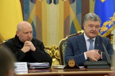 Суд обязал офис Генпрокурора начать расследование против Порошенко и Турчинова