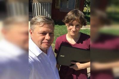 Руководитель краевого отделения ДОСААФ Борис Левитский подарил ноутбук школьнику из малообеспеченной семьи