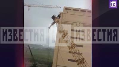 Появилось видео с падением строительных кранов в Тюмени
