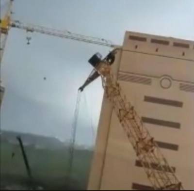 В сети появилось видео с моментом падения башенных кранов на стройплощадке «Инко и К»