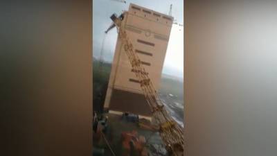 Рабочие сняли на видео падение башенных кранов в Тюмени
