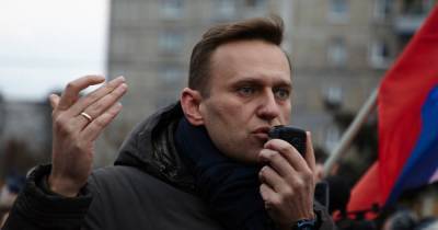 Меркель — о Навальном: Кто-то пытался заткнуть ему рот