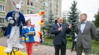 Петербург подарил жителям Всеволожска красочную детскую площадку