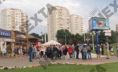 В Минске засыпали солью место гибели протестующего. Минчане расчищают мемориал, игнорируя милицию — видео