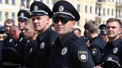 Полицейский угрожал женщинам оружием из-за отсутствия масок на Украине