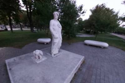 В Киеве хулиганы лишили головы памятник известному поэту