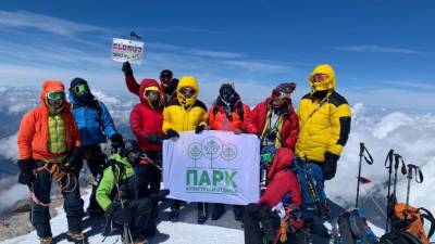 На вершине Эльбруса установили флаг ПКиО Якутска