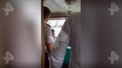 В Москве мужчина пытался заставить капитана теплохода высадить его посреди реки