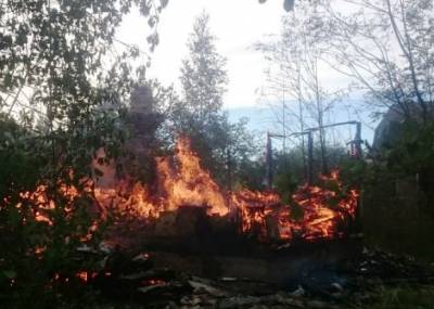 Еще один человек погиб при пожарах в Ростовской области