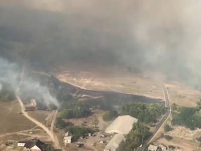 «Масштабный пожар»: в Ростовской области огонь с горящих лесов перекинулся на жилые поселки