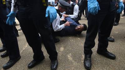 Десятки COVID-диссидентов задержаны во время митинга в Лондоне