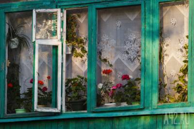 Кузбассовец повредил окно соседки, чтобы отремонтировать свой дом