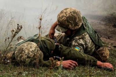 На Донбассе во время обстрелов ранили украинского военного