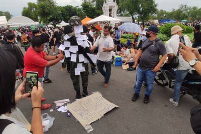 Протестующие в Бангкоке потребовали у короля Таиланда реформировать монархию