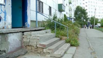 В доме на улице Российской развалилась входная лестница