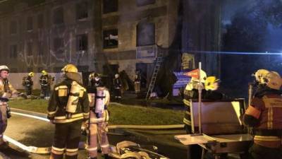 Сотрудники МЧС полностью потушили горящее нежилое здание на Митрофаньевском шоссе