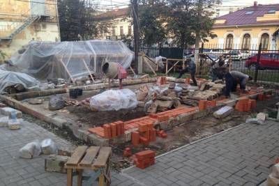 В Туле начали собирать водоразборную будку на новом месте