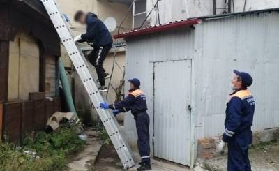 В Казани спасатели помогли спуститься с крыши 19-летнему парню