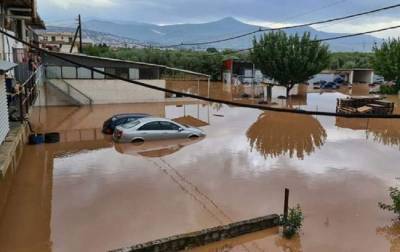 Ураганный шторм, а потом - ливни: в Греции наблюдается погодный коллапс, несущий разрушения