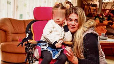 Бавария: пара пенсионеров напала на мать ребенка-инвалида