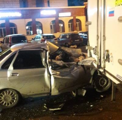 Остался в живых: в Ухте водитель Lada выжил при жестком столкновении в фургон