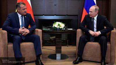 Президент РФ поздравил главу Южной Осетии с Днем Республики