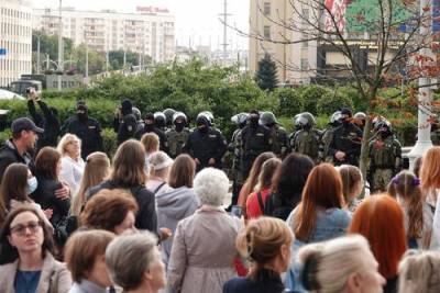 В район дворца Независимости в Минске прибыли колонна спецтехники и грузовик внутренних войск