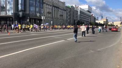 Несколько тысяч человек принимают участие в Московском марафоне.