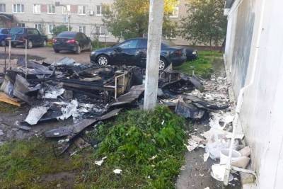 Рано утром в Смоленске на Шевченко горел передвижной ларек