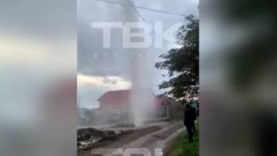 В Красноярске из-под земли начал бить фонтан