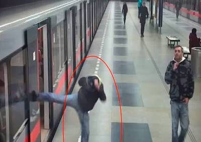 «Карате-вандал» разбил окно поезда в пражском метро: видео