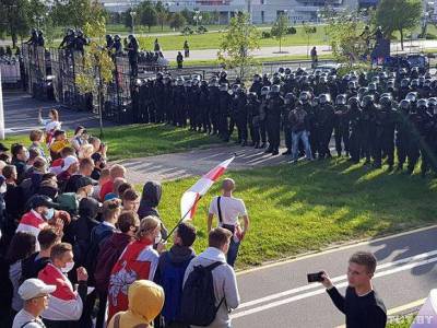 Перед многотысячным шествием к дворцу Лукашенко согнали ОМОН и БТРы (фото, видео)