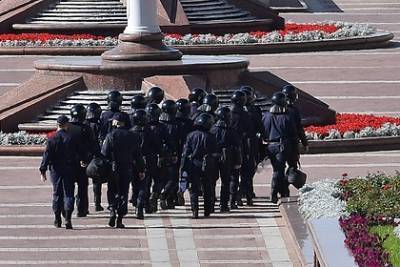 К резиденции Лукашенко подъехала бронированная техника и водометы