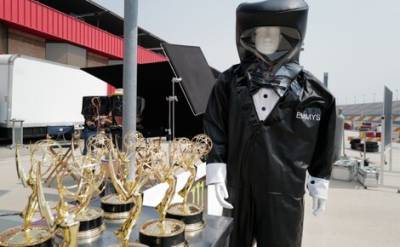 Защитные костюмы в виде смокингов, как пишет журнал Variety, разработали для церемонии вручения премии «Эмми»