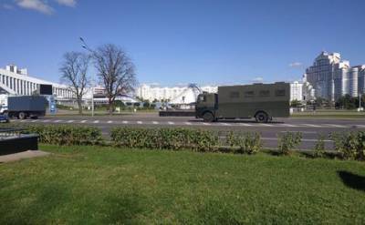 В Минске все подходы к резиденции Александра Лукашенко перекрывают бронетранспортерами и колючей проволокой