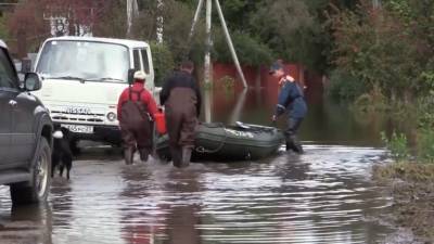 Сотрудники МЧС патрулируют затопленные районы Хабаровского края — видео