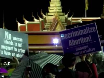"Долой феодализм, да здравствует народ": В Таиланде митингуют против короля