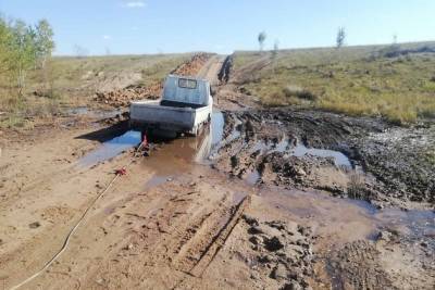 Жители села под Читой возмутились плохой дороге: Экстрим по ямам и катание по грязи