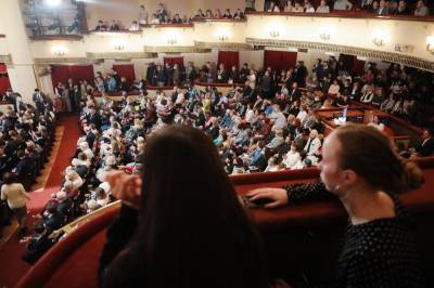 Маски и санитайзеры: московские театры открыли новый сезон
