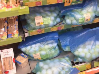 В супермаркете заметили «мокрые яйца» в синих пакетах: покупатели в шоке