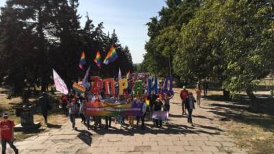 Первый ЛГБТ-прайд в Запорожье: "женились" три пары девушек, в участников стреляли