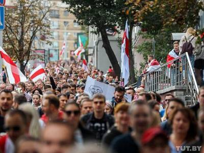 Протестующие в Минске продвинулись в направлении резиденции Лукашенко, несмотря на задержания (фото)