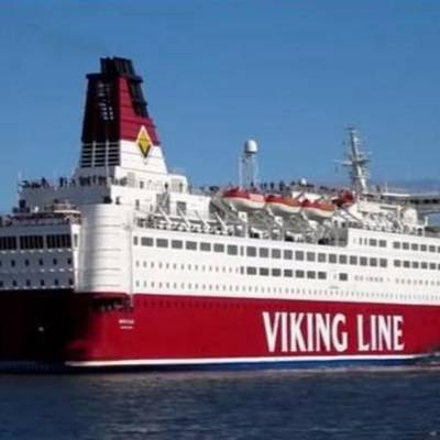 Пассажирский паром компании "Викинг лайн" сел на мель недалеко от Аландских островов в Финляндии
