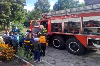 Чернские школьники подержались за пожарные стволы