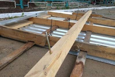 Золотухин отметил нерасторопность подрядчика по ремонту сорванной крыши на Лазо в Чите