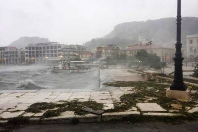 В Греции мощный циклон унес жизни двух человек и затопил сотни домов