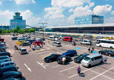 Пражский аэропорт изменил условия бесплатной парковки