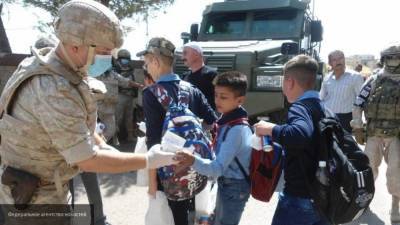 Жители Эль-Кунейтры поблагодарили российских военных за оказанную помощь